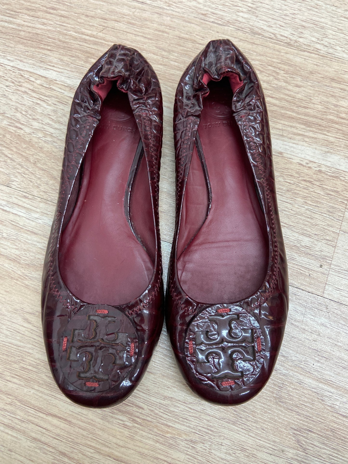 TORY BURCH PATENT LEATHER CROC EMBOSSED 8 FLATS