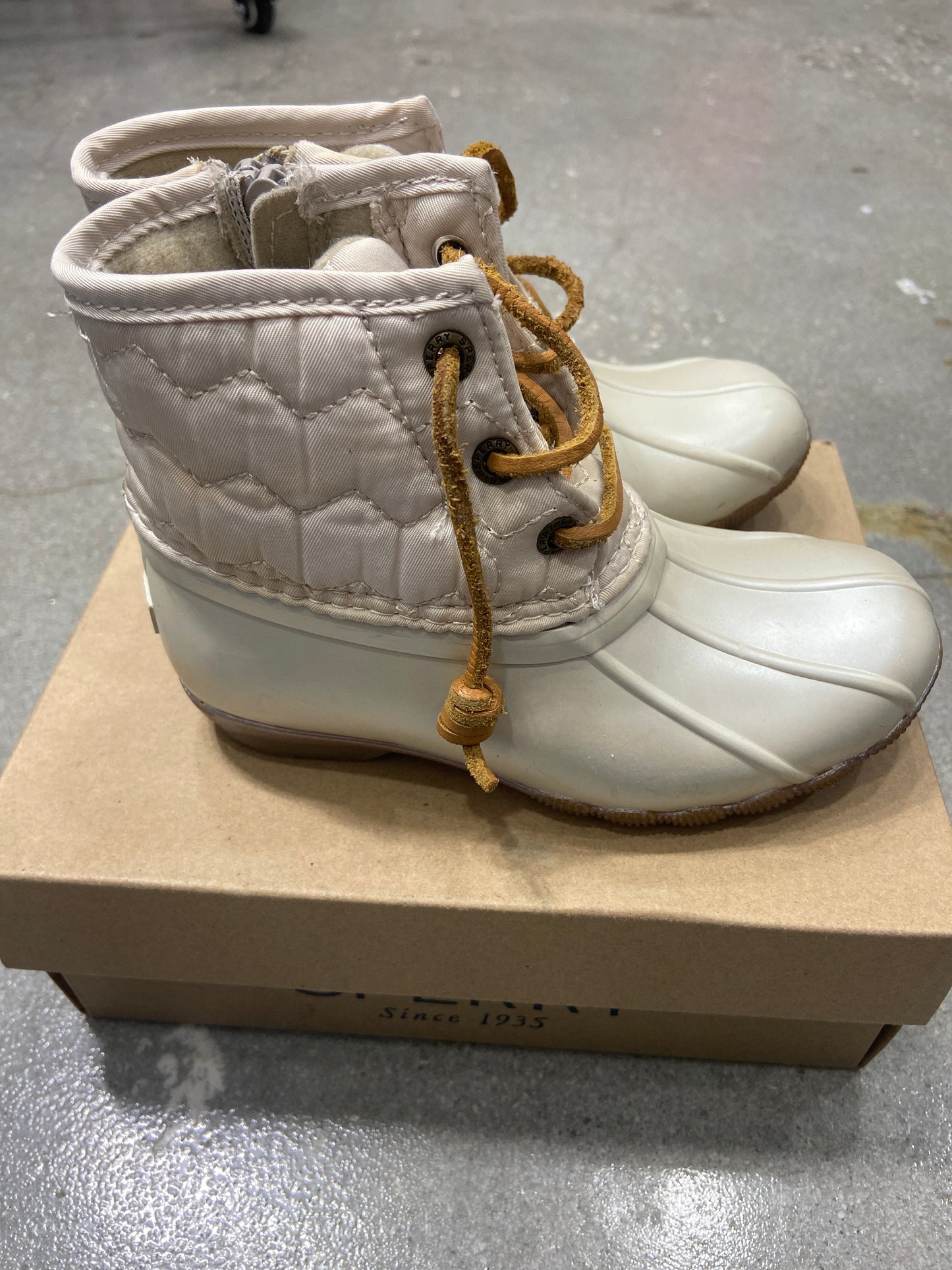 GIRLS SPERRY SIZE 8 SALTWATER BOOT