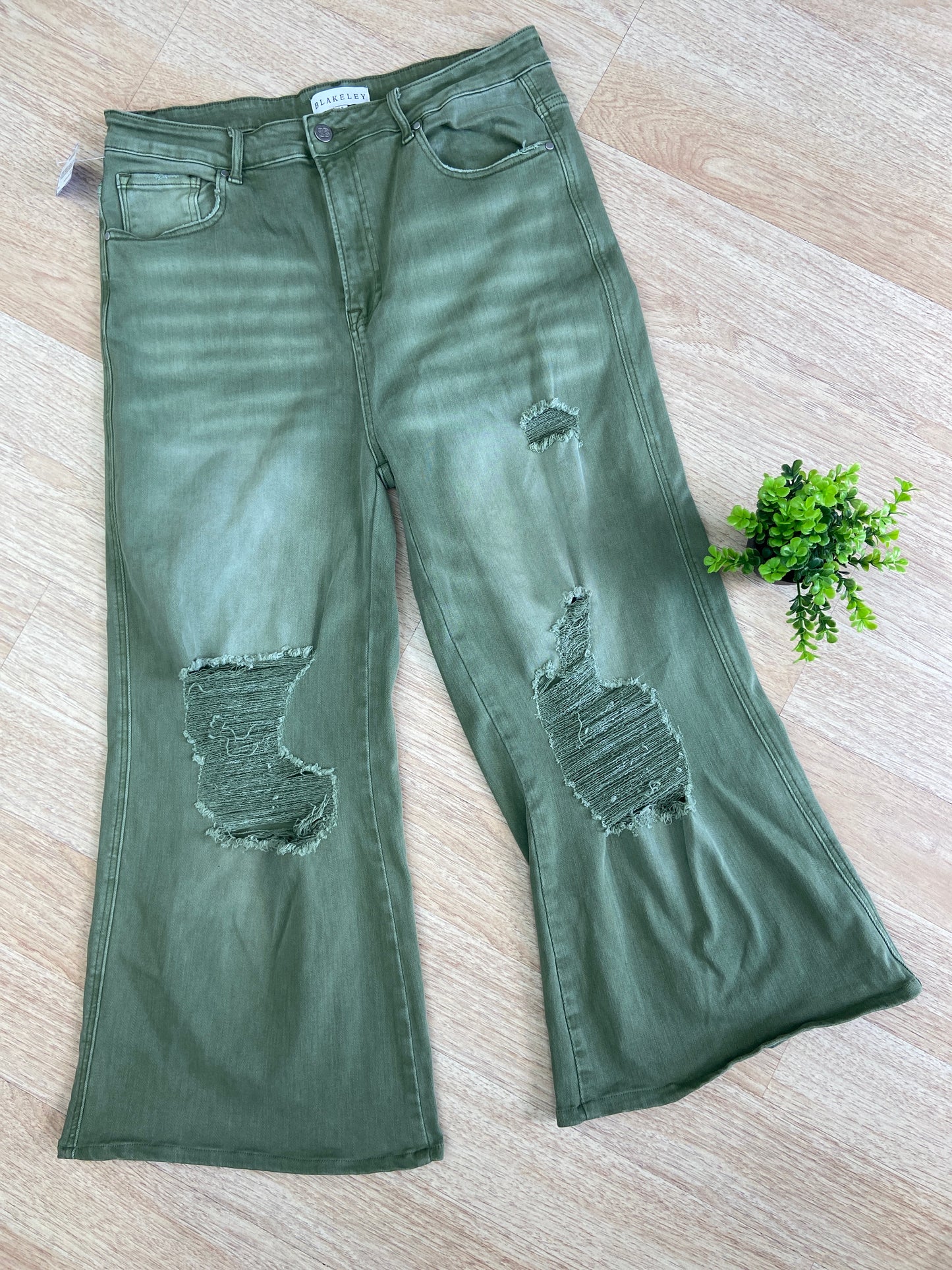 BLAKLELY DISTRESSED BARREL WIDE LEG JEANS SIZE 1X