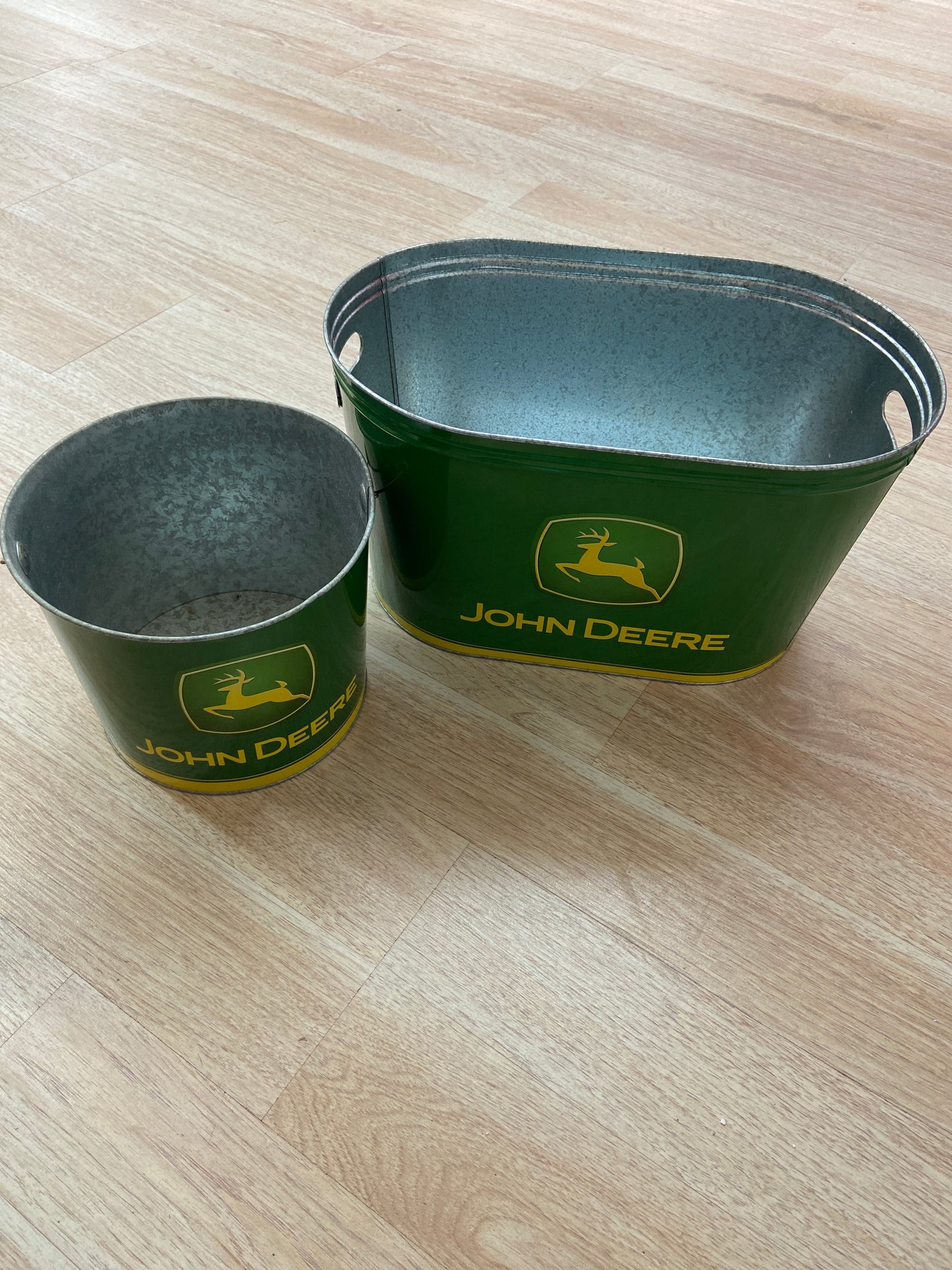 JOHN DEERE 2PC METAL BUCKET SET
