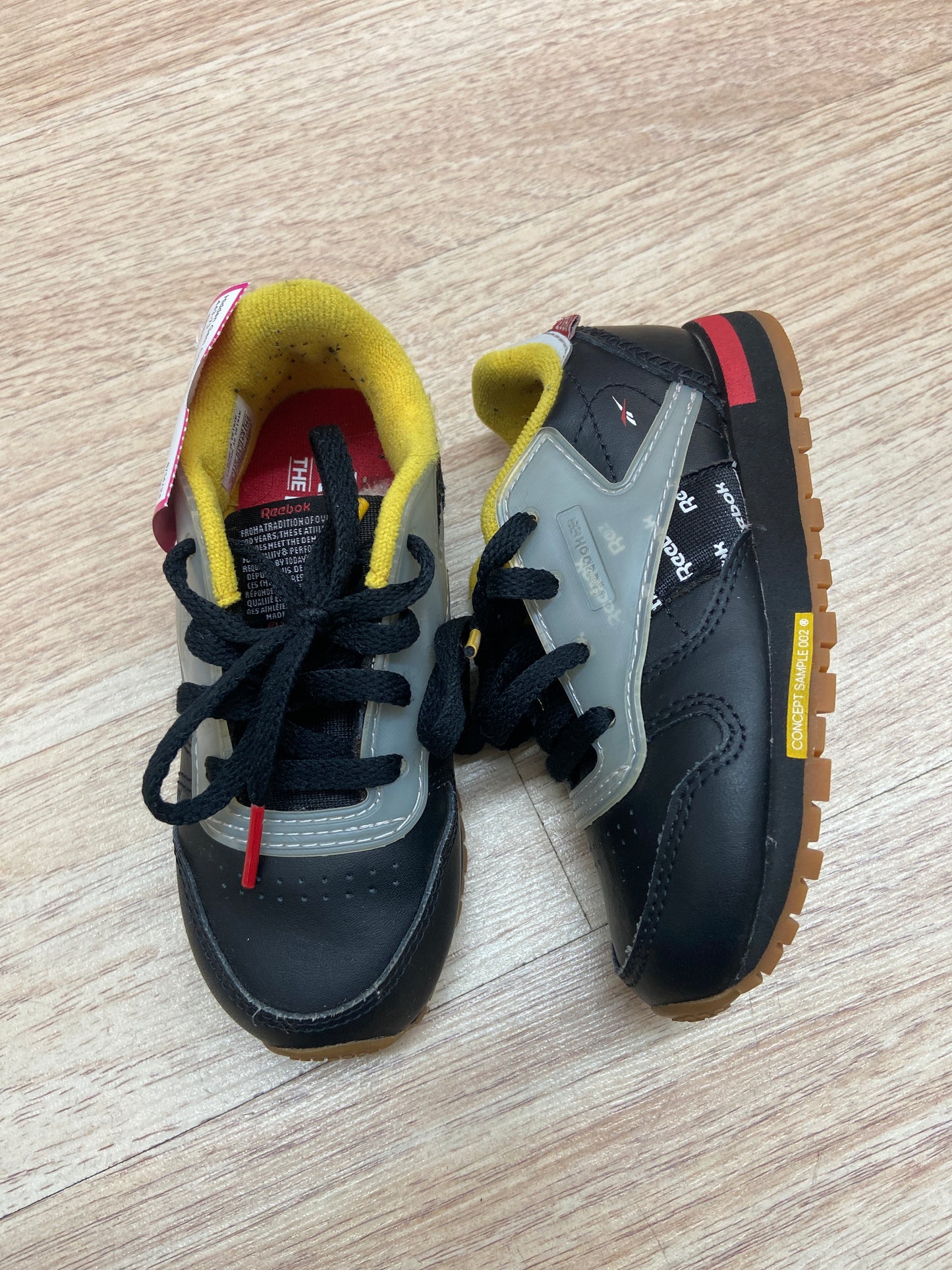 REEBOK/ BOYS 8 SHOE