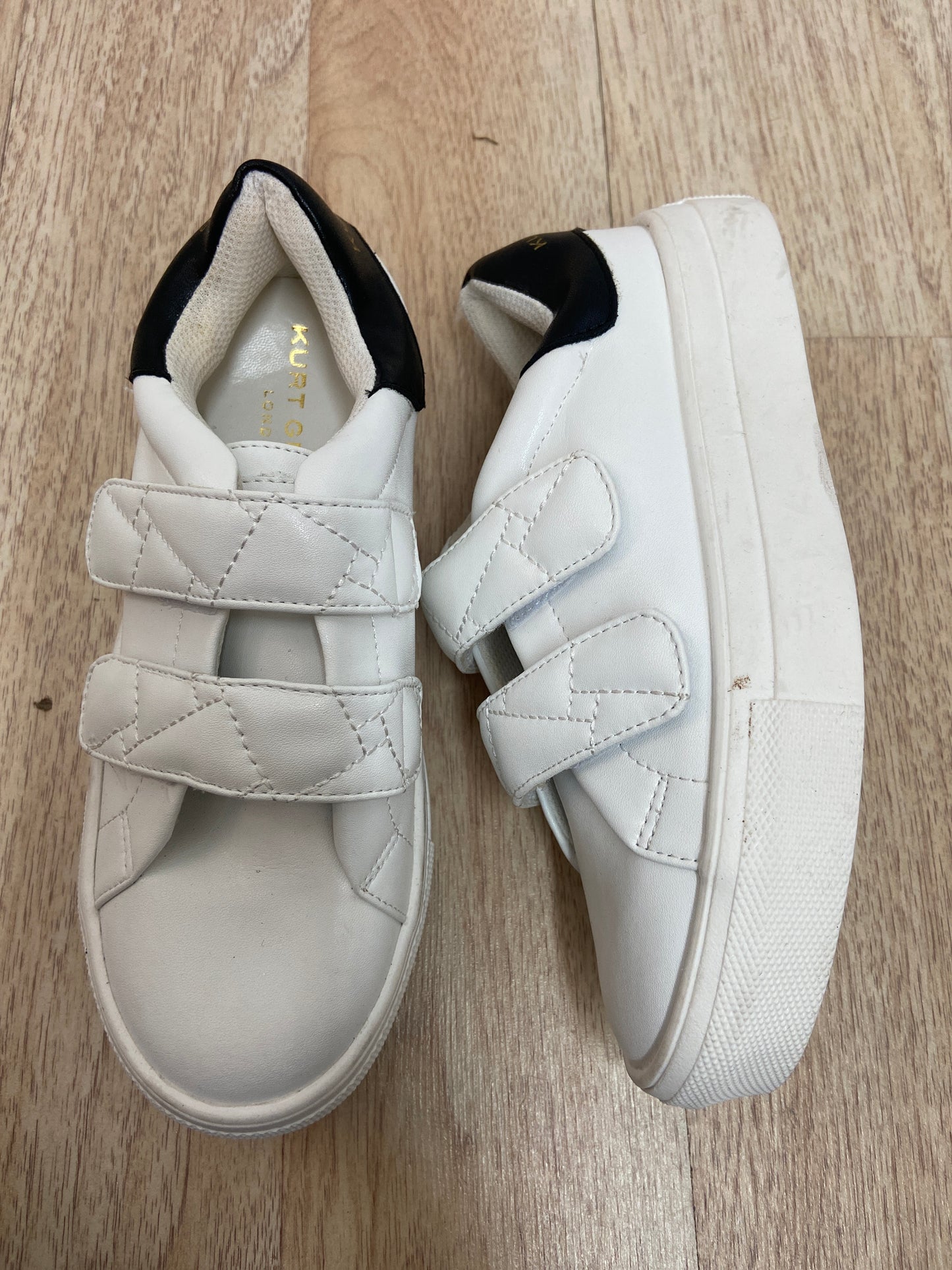 GIRLS KURT GEIGER LONDON MINI LANEY SNEAKER SIZE 3
