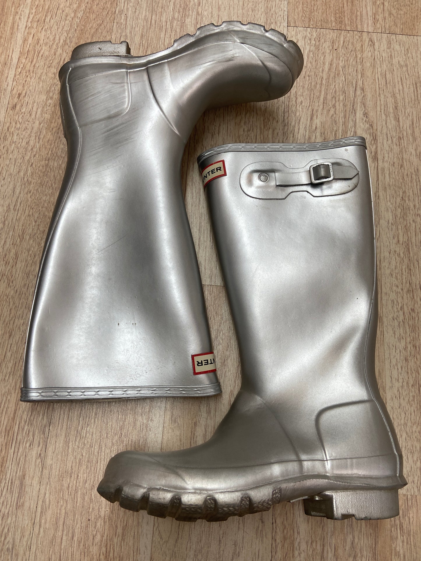 HUNTER SILVER RUBBER WOMENS BOOTS SIZE 6