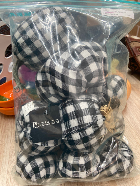 BIG BAG- MULTI SIZE BLACK PLAID PUMPKIN
