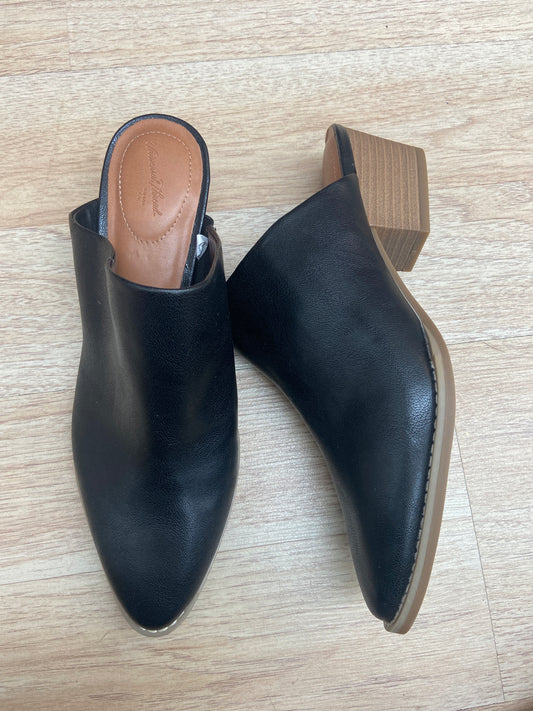 UNIVERSAL THREADS HEELED MULES SIZE 8.5