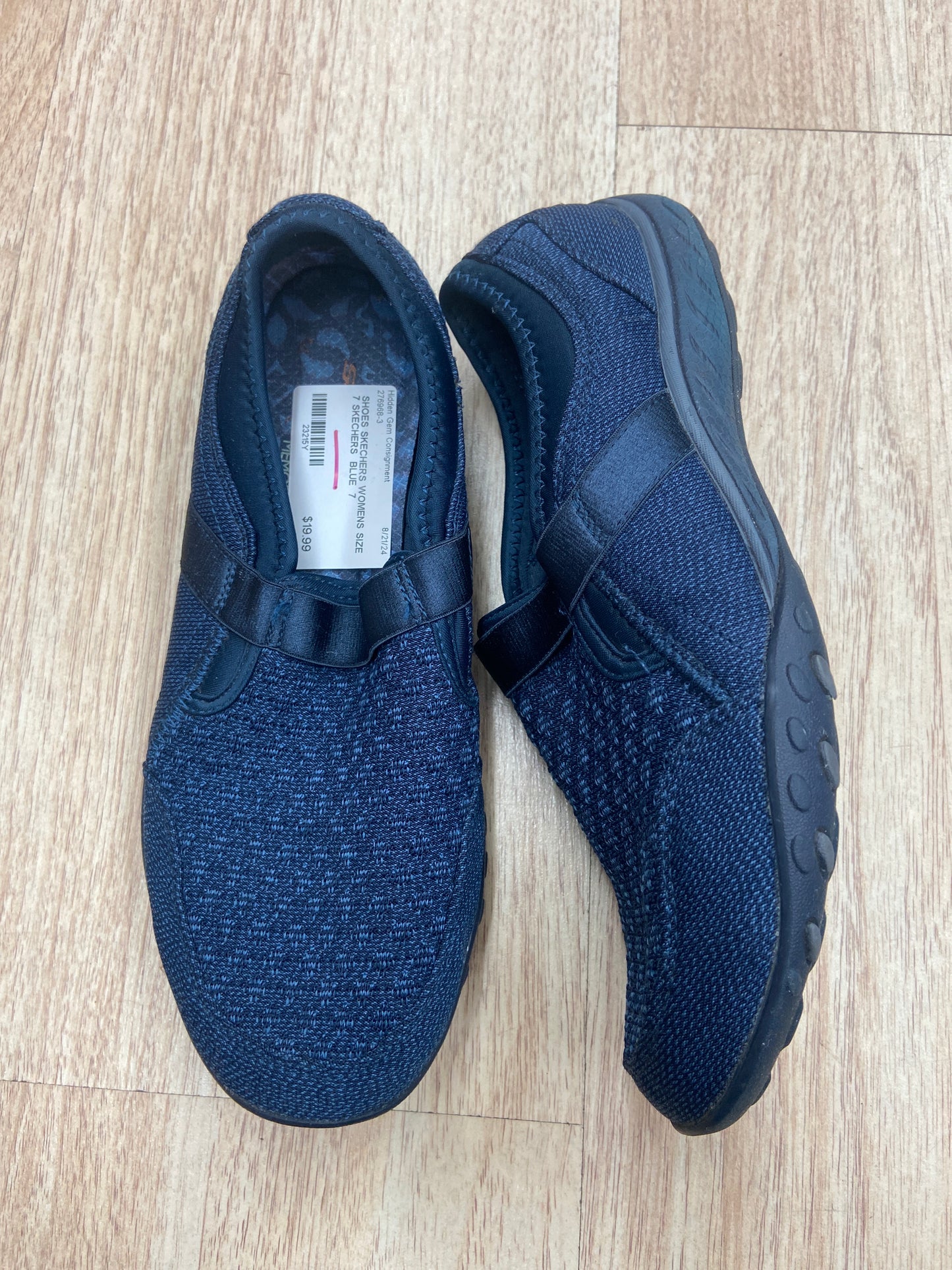 WOMENS SIZE 7 SKECHERS