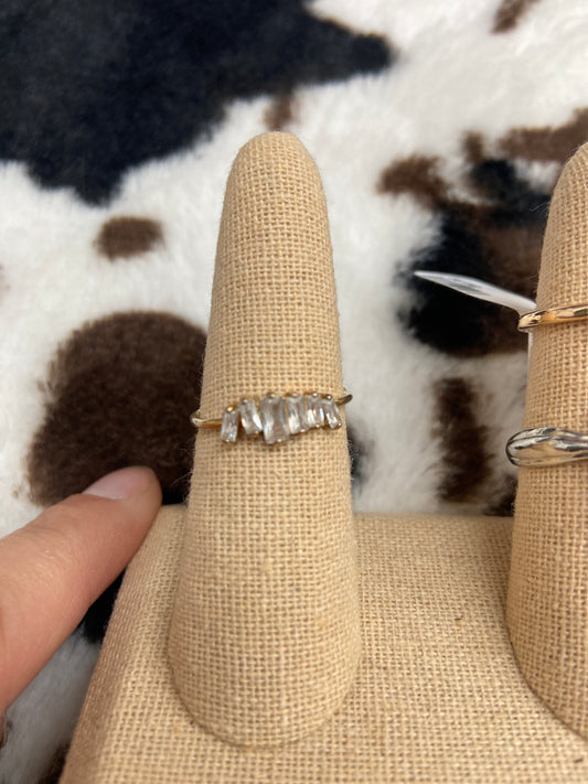 GOLD W/CRYSTAL STONES SIZE 8 RING