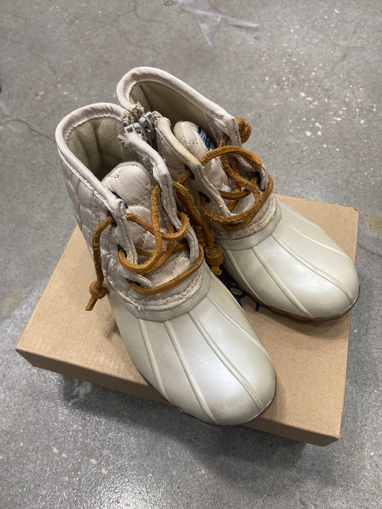 GIRLS SPERRY SIZE 8 SALTWATER BOOT