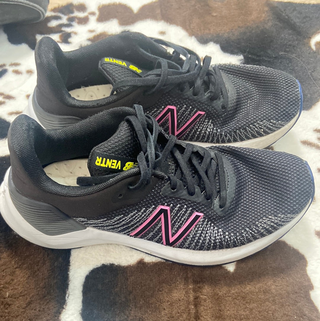 NEW BALANCE VENTR SNEAKER SIZE 7.5